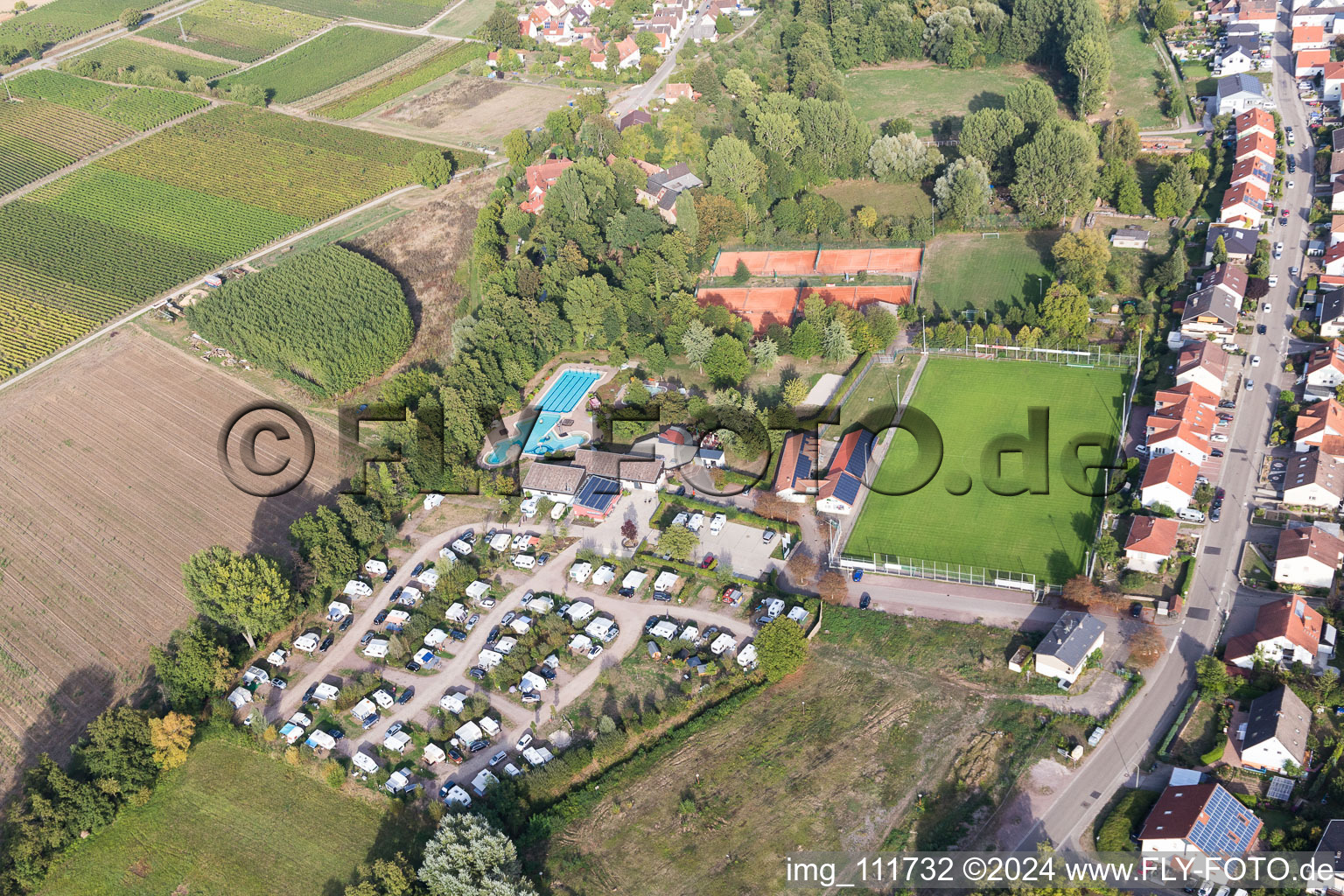 Vue oblique de Piscine extérieure et camping dans le Klingbachtal à le quartier Klingen in Heuchelheim-Klingen dans le département Rhénanie-Palatinat, Allemagne