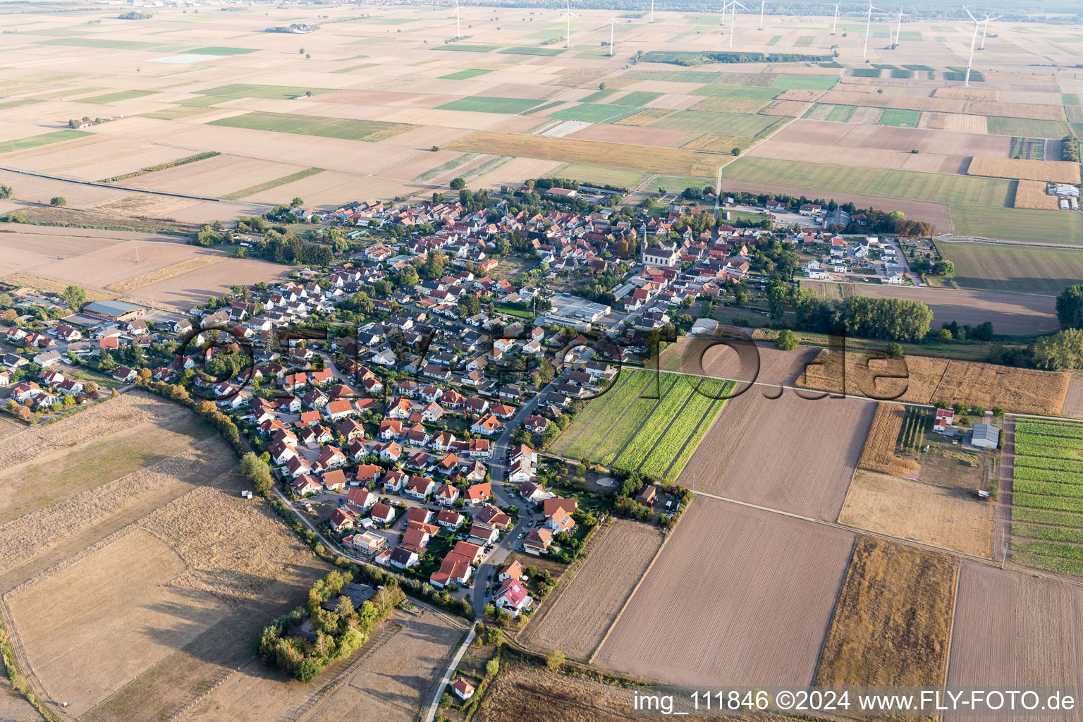 Vue aérienne de Vue sur la commune en bordure de champs agricoles et de zones agricoles à Knittelsheim dans le département Rhénanie-Palatinat, Allemagne
