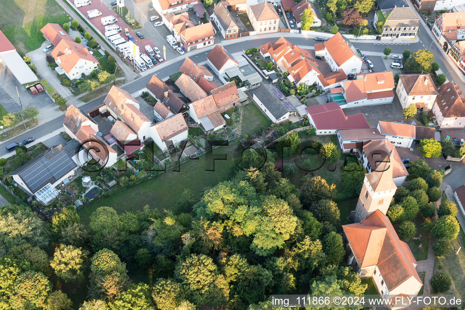 Minfeld dans le département Rhénanie-Palatinat, Allemagne vu d'un drone