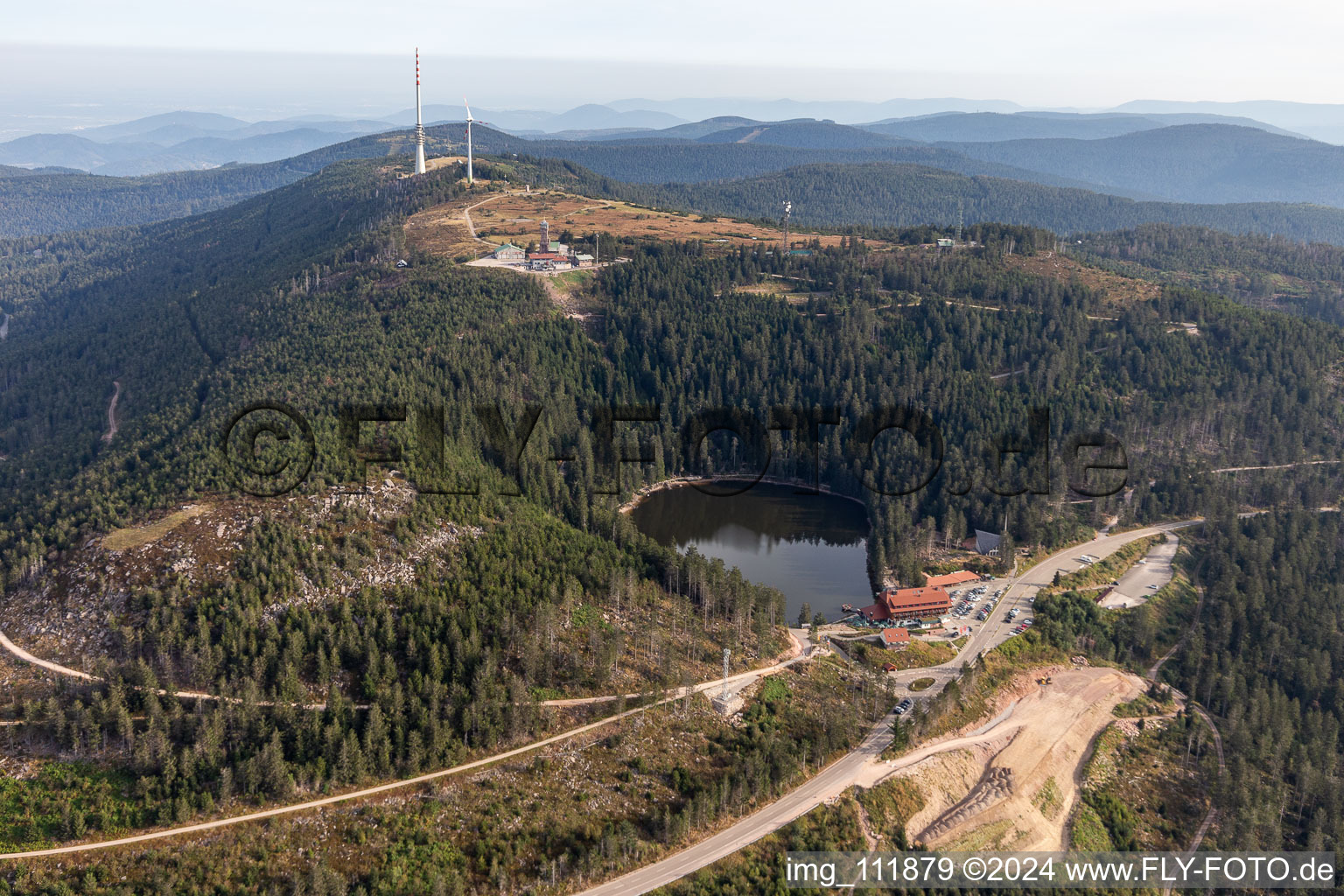 Vue aérienne de Station de secours en montagne d'Hornisgrinde (gibfel le plus haut du nord de la Forêt-Noire) et station de secours en montagne d'Hornisgrinde - refuge Karl-Speck, tour Hornisgrinde, tour Bismarck, mât de transmission et refuge Grinde au-dessus du Mummelsee sur la route nationale B500 de la Forêt-Noire à Seebach à le quartier Obersasbach in Sasbach dans le département Bade-Wurtemberg, Allemagne