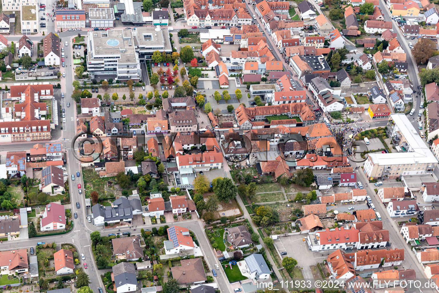 Image drone de Démo « Alliance des femmes Kandel » contre « AntiFa/Nous sommes Kandel/Grand-mères contre la droite à Kandel dans le département Rhénanie-Palatinat, Allemagne