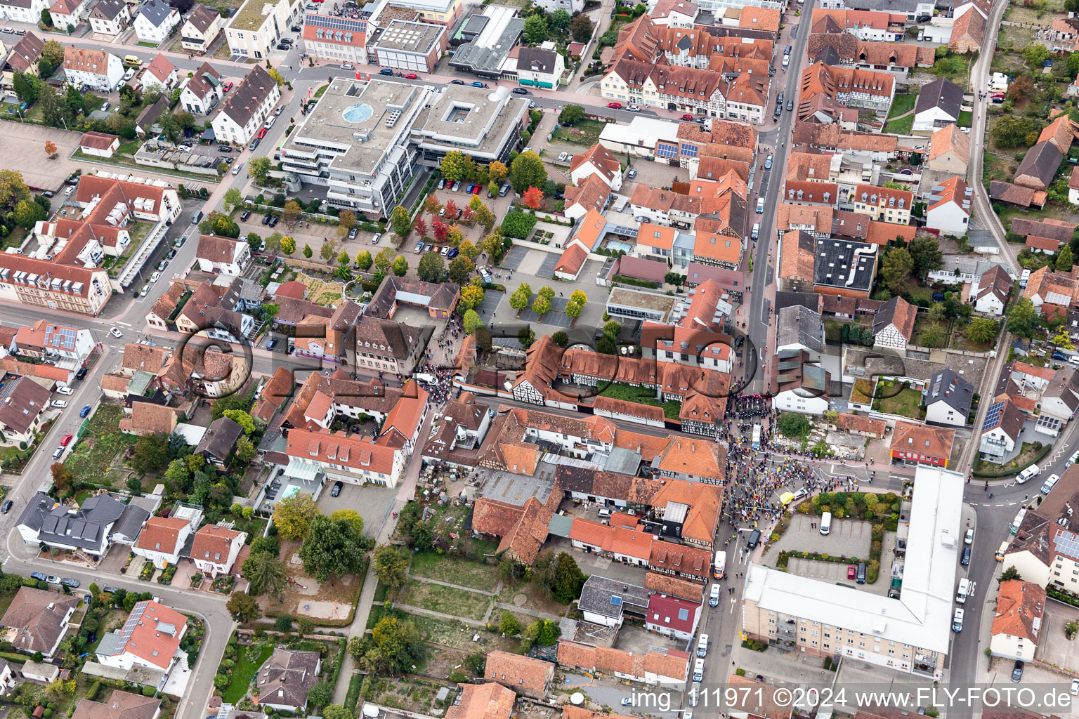 Enregistrement par drone de Démo « Alliance des femmes Kandel » contre « AntiFa/Nous sommes Kandel/Grand-mères contre la droite à Kandel dans le département Rhénanie-Palatinat, Allemagne