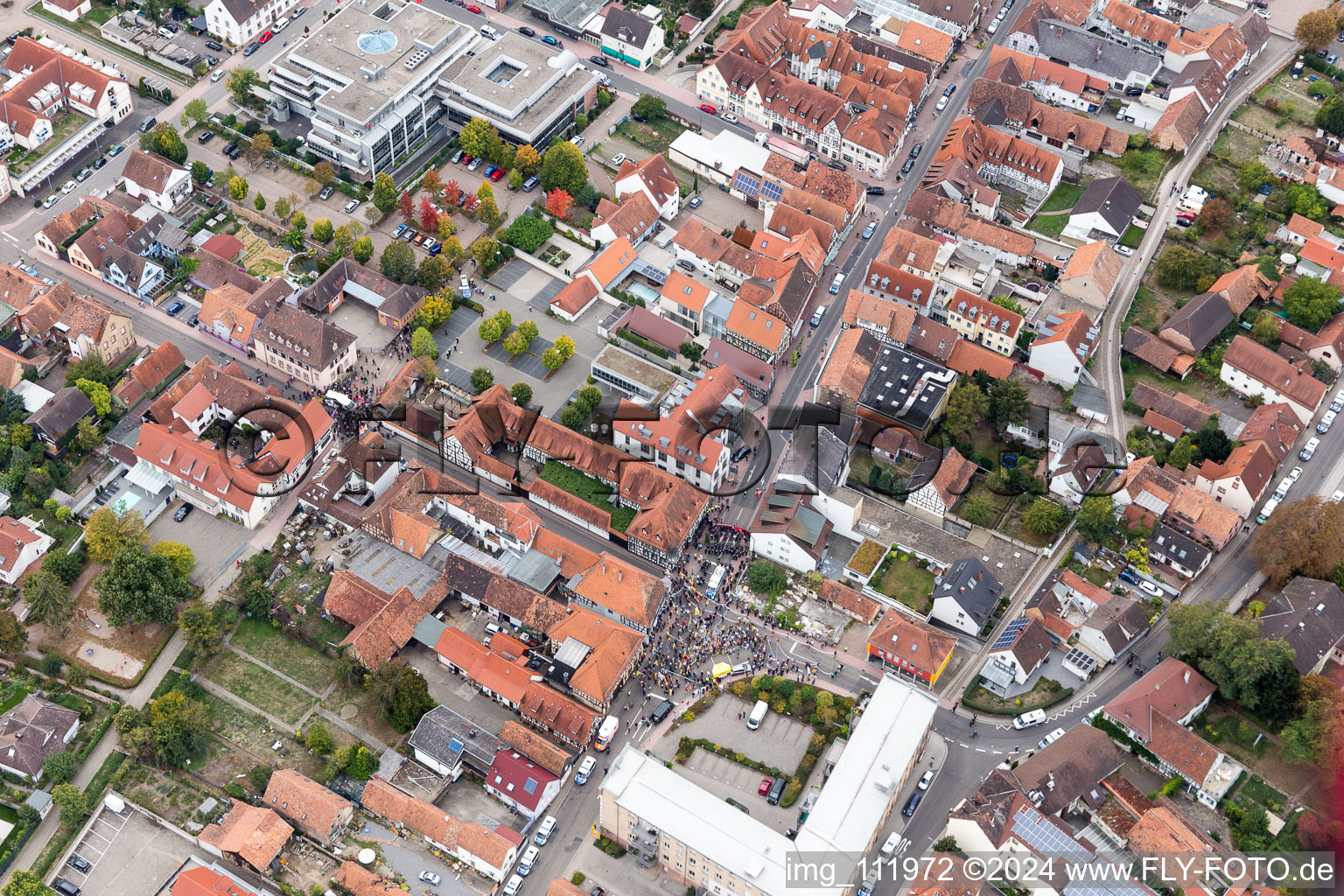 Image drone de Démo « Alliance des femmes Kandel » contre « AntiFa/Nous sommes Kandel/Grand-mères contre la droite à Kandel dans le département Rhénanie-Palatinat, Allemagne