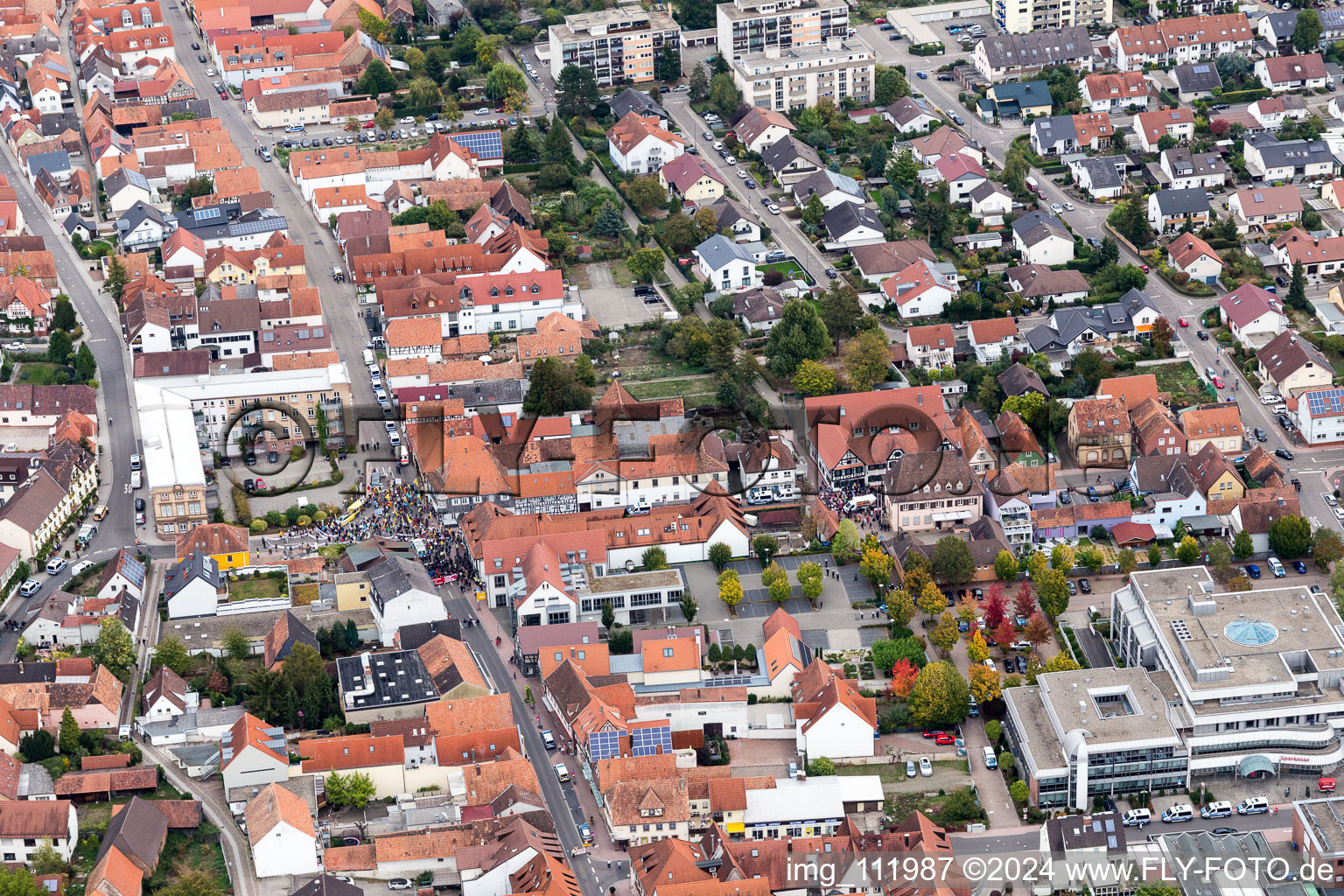 Enregistrement par drone de Démo « Alliance des femmes Kandel » contre « AntiFa/Nous sommes Kandel/Grand-mères contre la droite à Kandel dans le département Rhénanie-Palatinat, Allemagne