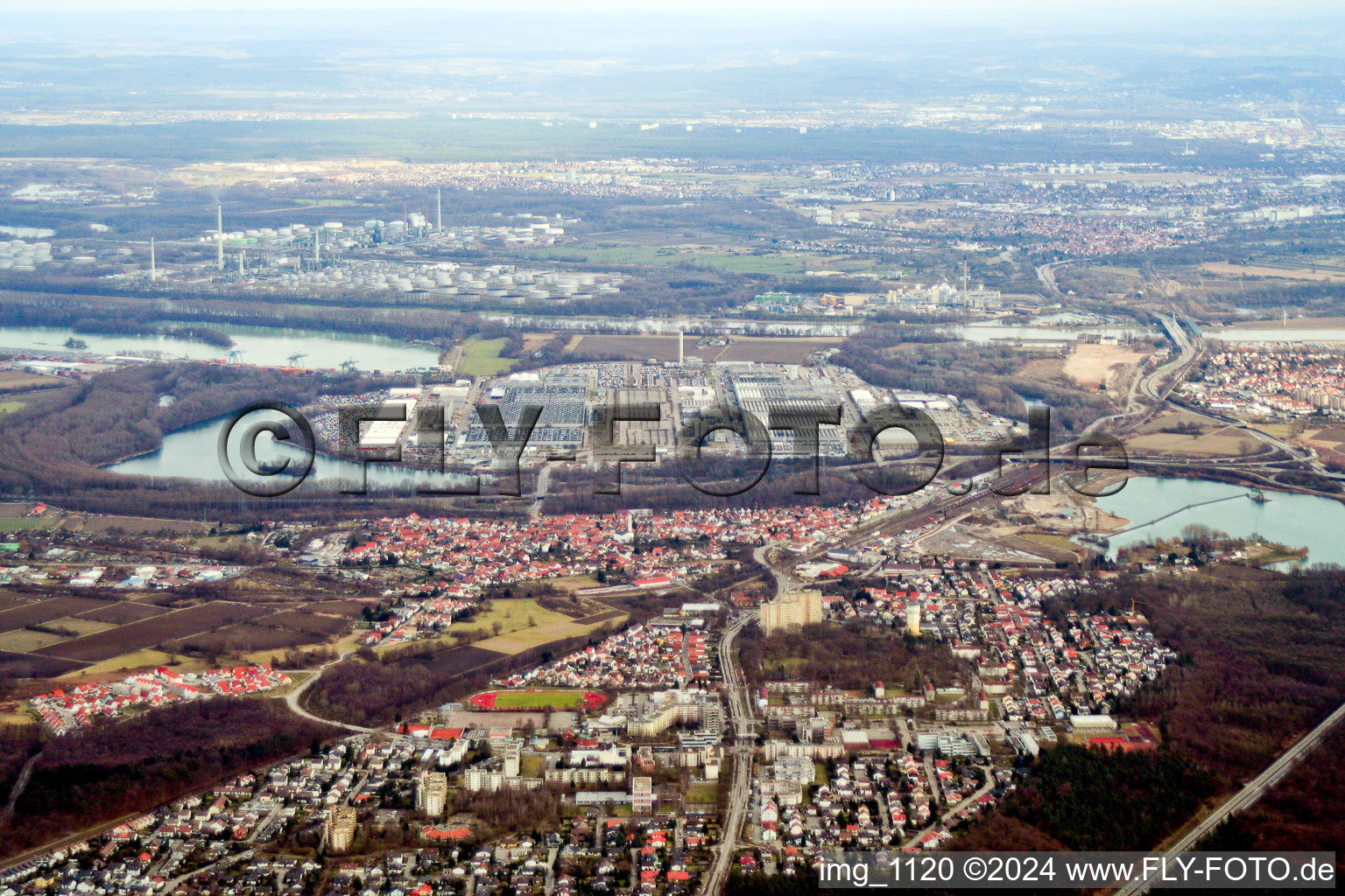 Vue aérienne de Daimler de l'ouest à Wörth am Rhein dans le département Rhénanie-Palatinat, Allemagne