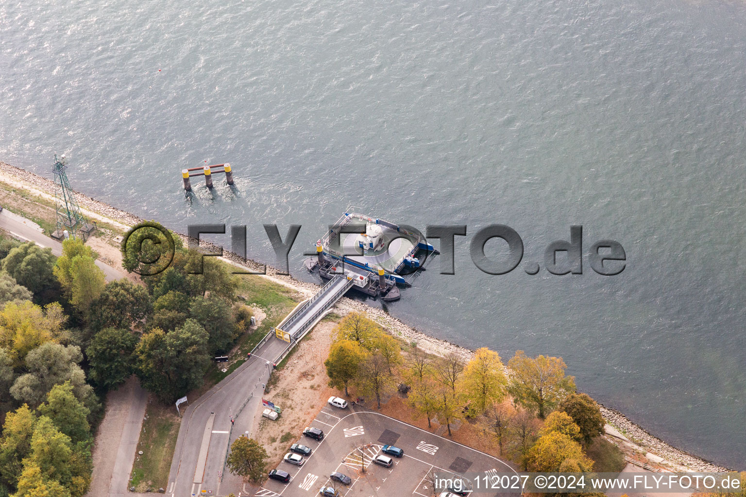 Vue oblique de Plittersdorf : ferry solaire sur le Rhin à Seltz dans le département Bas Rhin, France