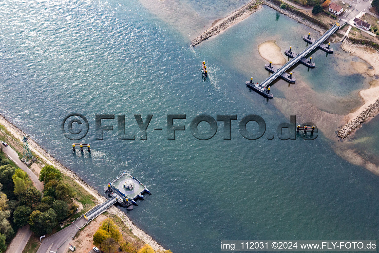 Déplacement d'un ferry-boat solaire sur le Rhin en Plittersdorf à le quartier Plittersdorf in Rastatt dans le département Bade-Wurtemberg, Allemagne d'en haut