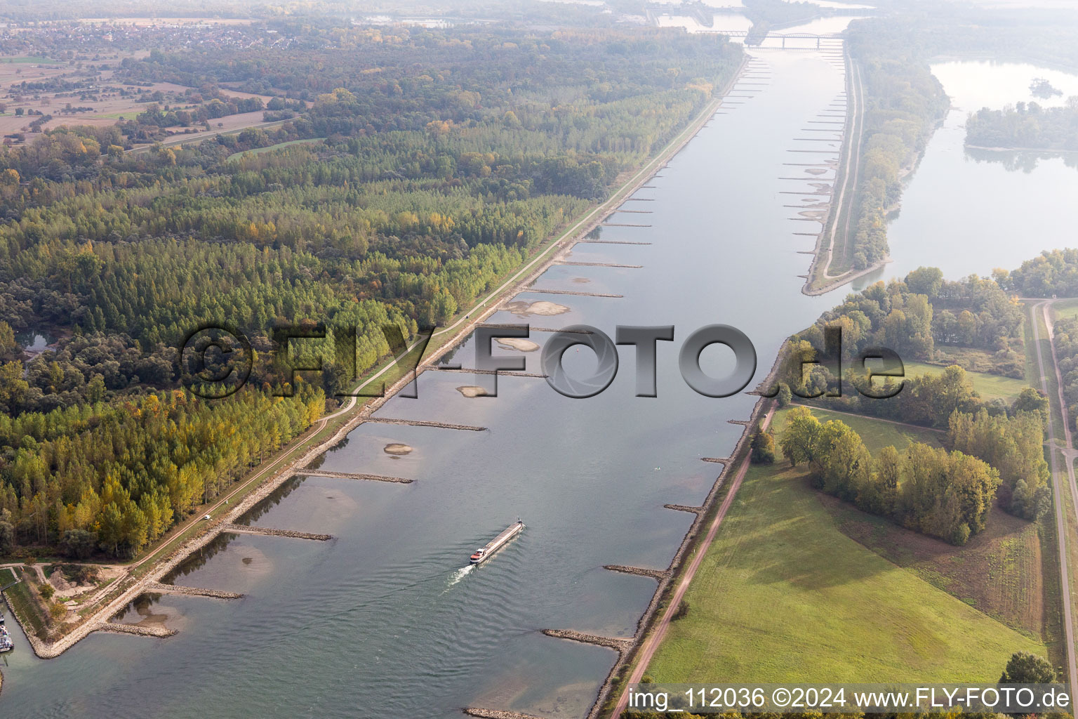 Vue aérienne de Port de Beinheim à Seltz dans le département Bas Rhin, France