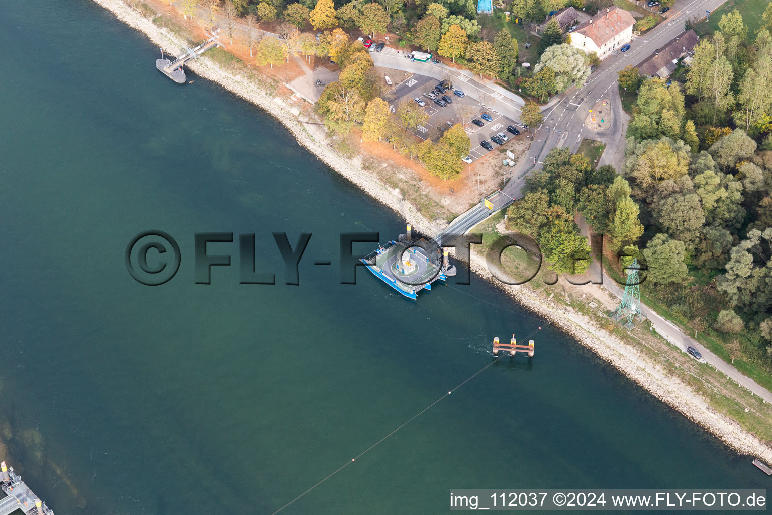 Déplacement d'un ferry-boat solaire sur le Rhin en Plittersdorf à le quartier Plittersdorf in Rastatt dans le département Bade-Wurtemberg, Allemagne hors des airs