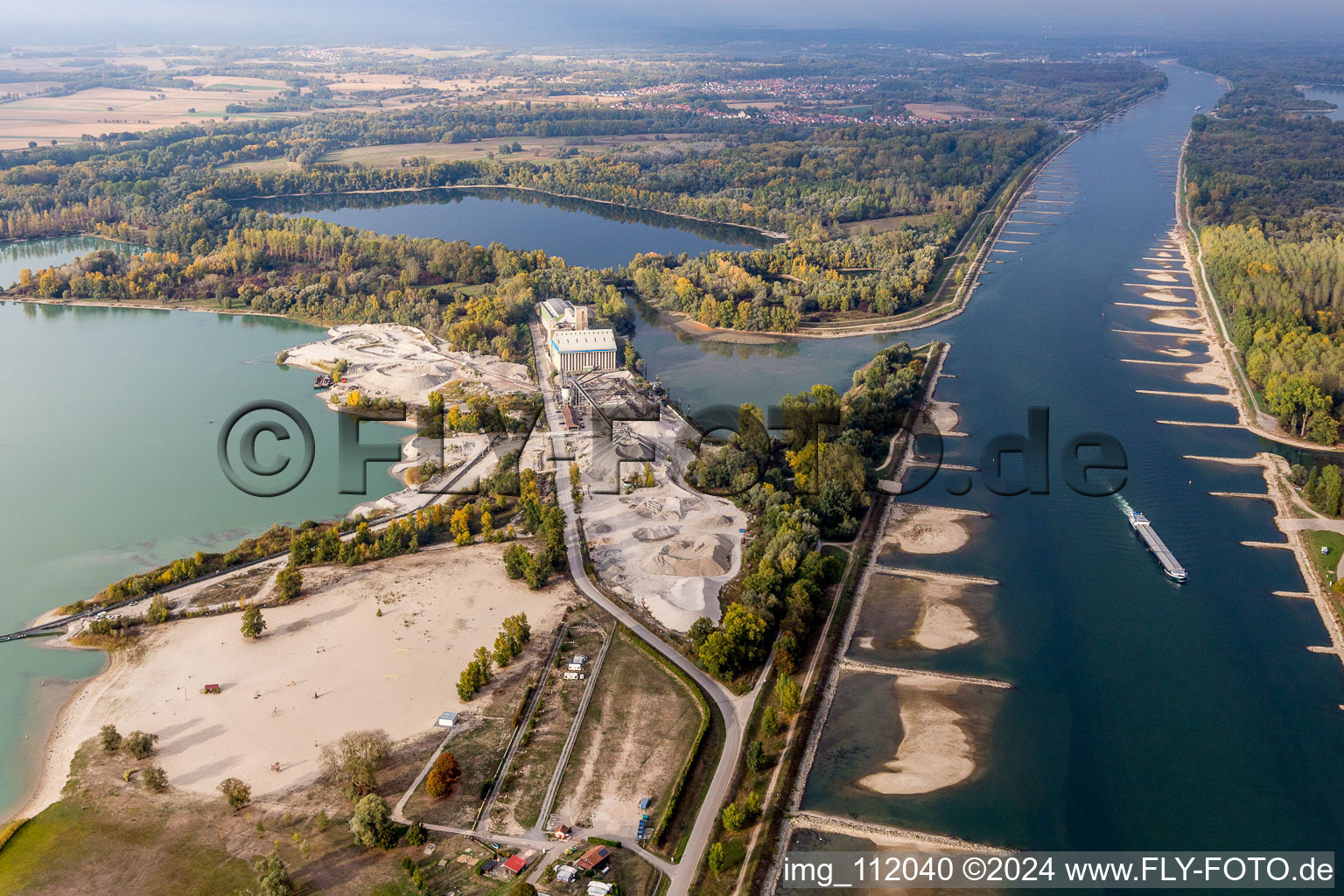 Vue aérienne de Gravières Dyckerhoff Gravières et Sablieères à Seltz dans le département Bas Rhin, France