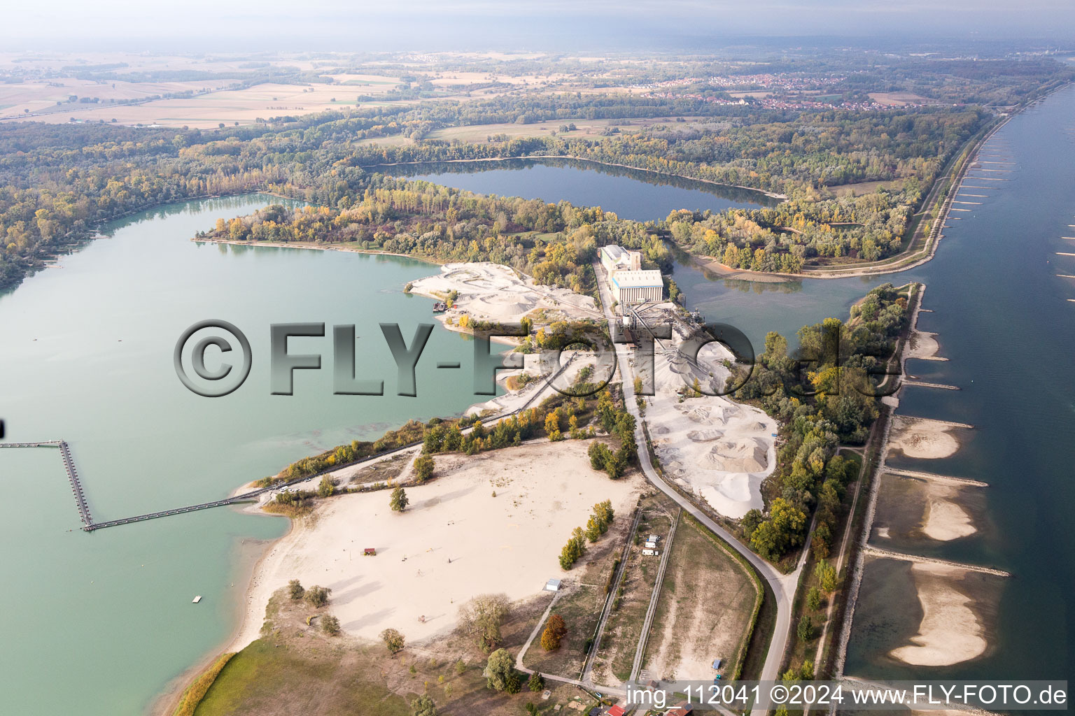 Vue aérienne de Gravières Dyckerhoff Gravières et Sablieères à Seltz dans le département Bas Rhin, France