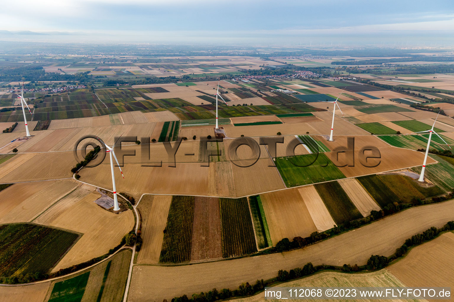 Parc éolien EnBW - éolienne avec 6 éoliennes à Freckenfeld dans le département Rhénanie-Palatinat, Allemagne vue d'en haut