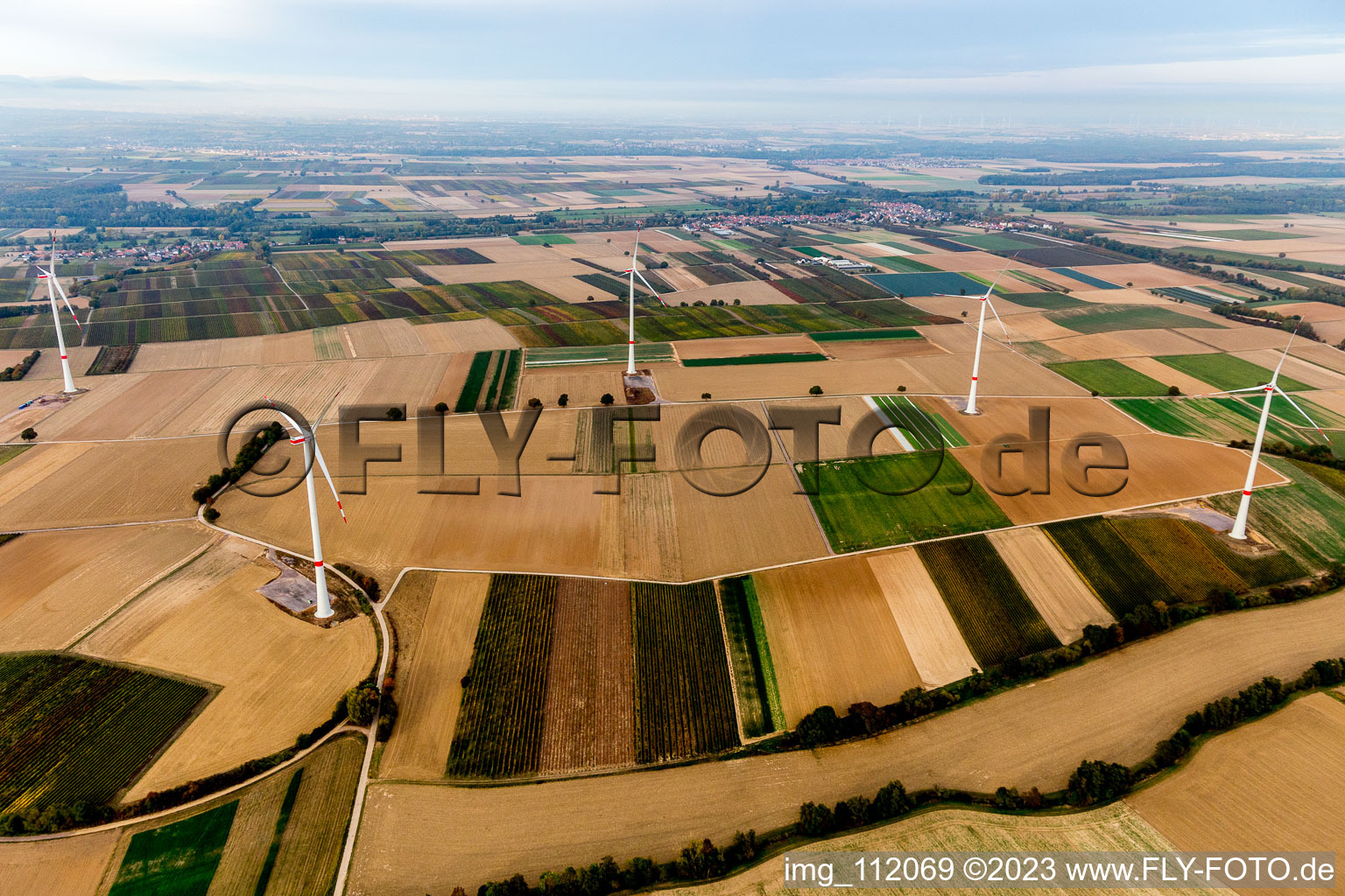 Parc éolien EnBW - éolienne avec 6 éoliennes à Freckenfeld dans le département Rhénanie-Palatinat, Allemagne depuis l'avion