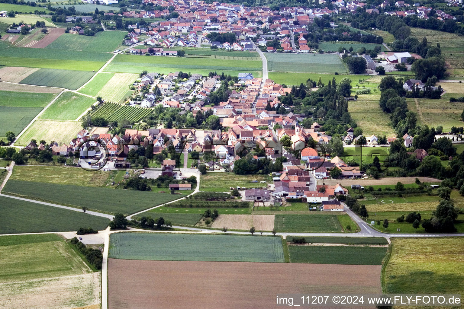 Quartier Mühlhofen in Billigheim-Ingenheim dans le département Rhénanie-Palatinat, Allemagne du point de vue du drone