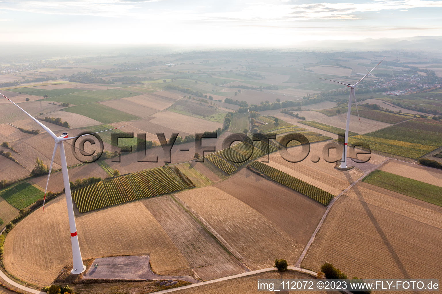 Vue d'oiseau de Parc éolien EnBW - éolienne avec 6 éoliennes à Freckenfeld dans le département Rhénanie-Palatinat, Allemagne