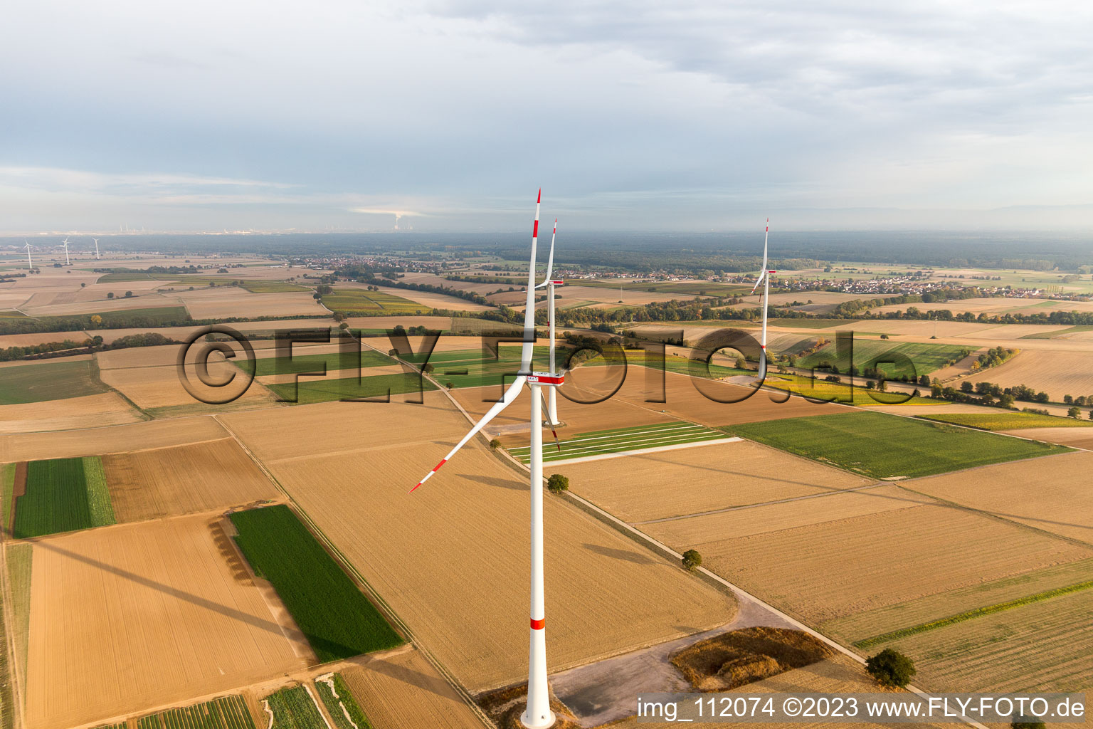 Parc éolien EnBW - éolienne avec 6 éoliennes à Freckenfeld dans le département Rhénanie-Palatinat, Allemagne vue du ciel