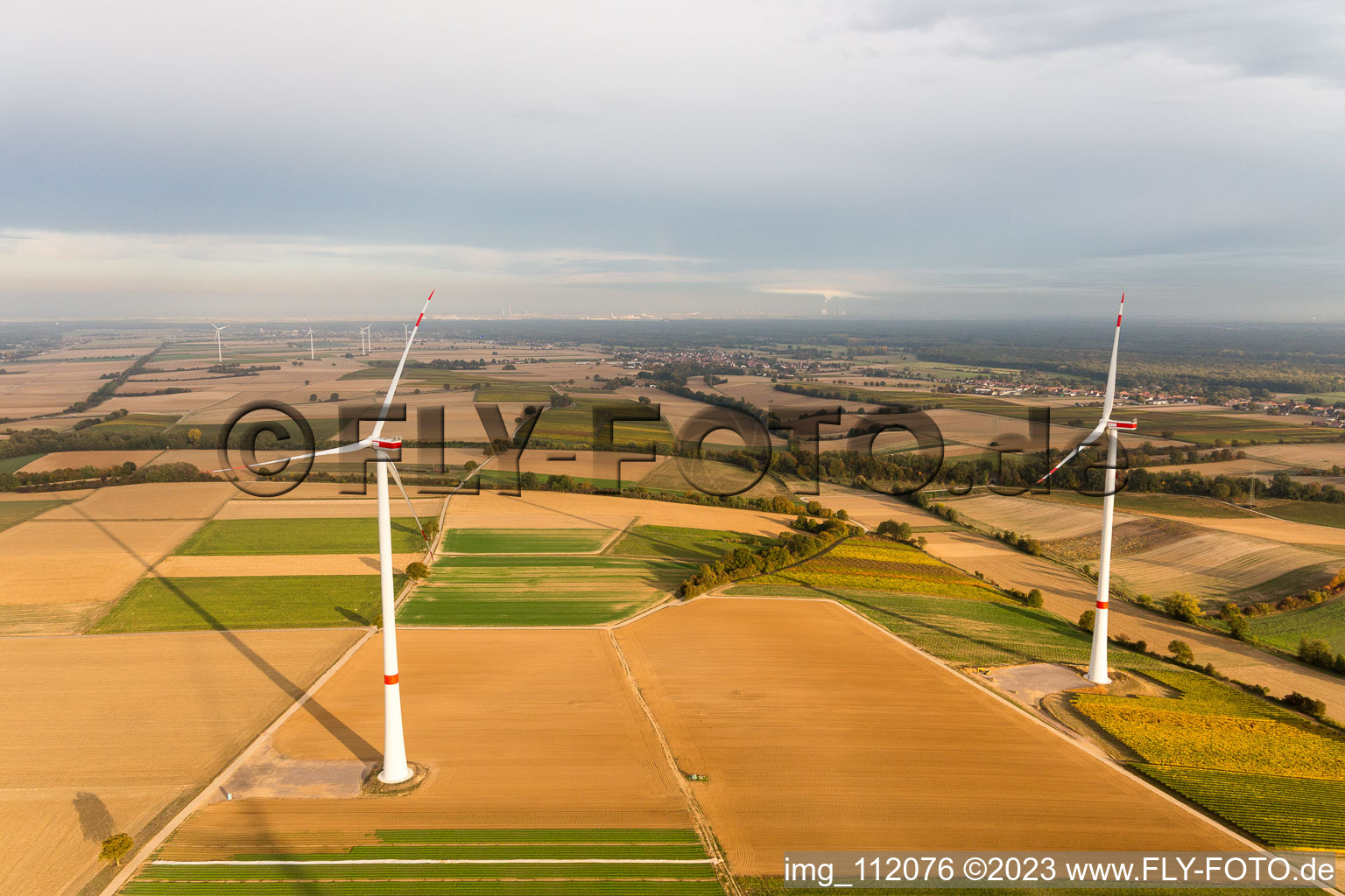 Enregistrement par drone de Parc éolien EnBW - éolienne avec 6 éoliennes à Freckenfeld dans le département Rhénanie-Palatinat, Allemagne