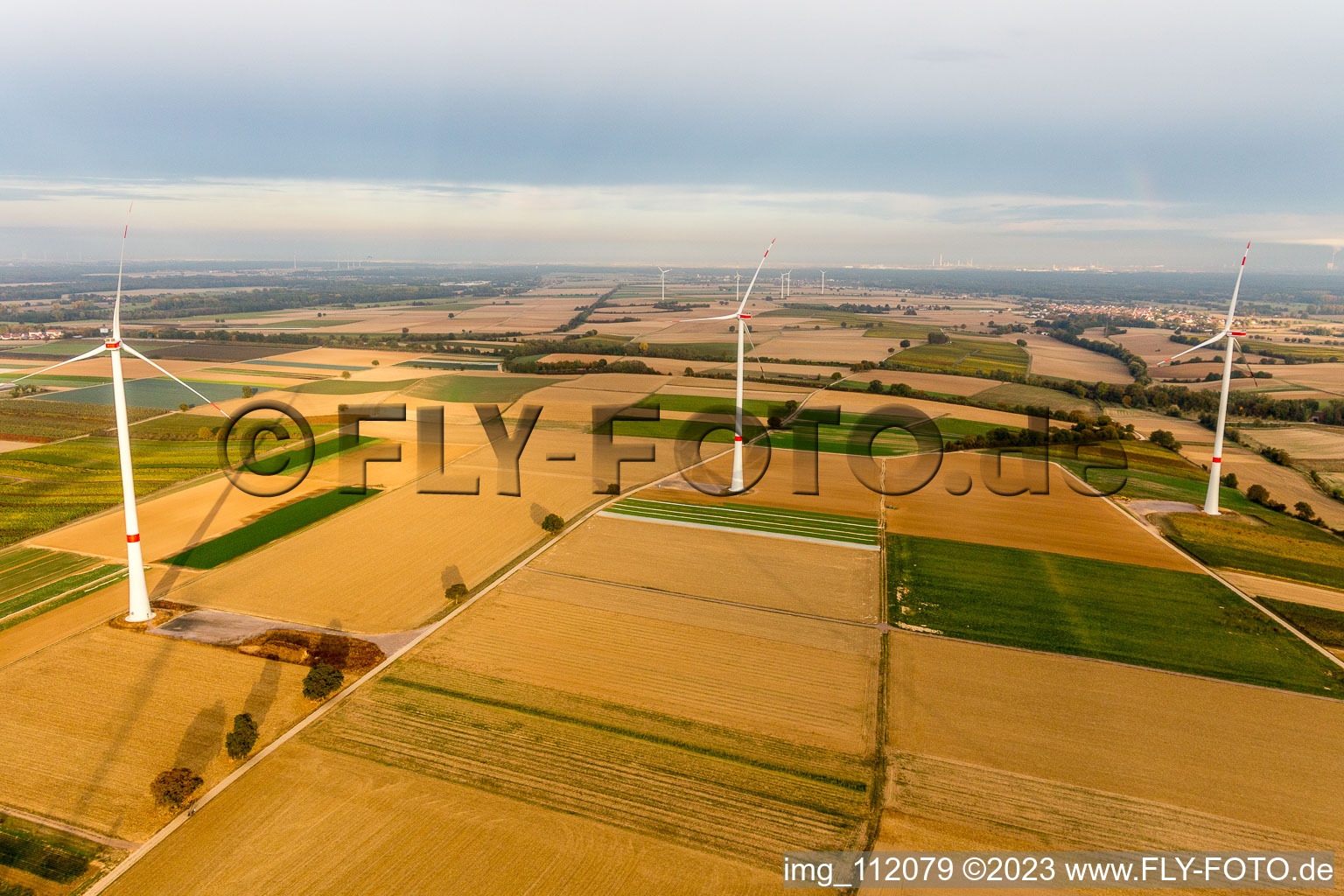 Parc éolien EnBW - éolienne avec 6 éoliennes à Freckenfeld dans le département Rhénanie-Palatinat, Allemagne du point de vue du drone