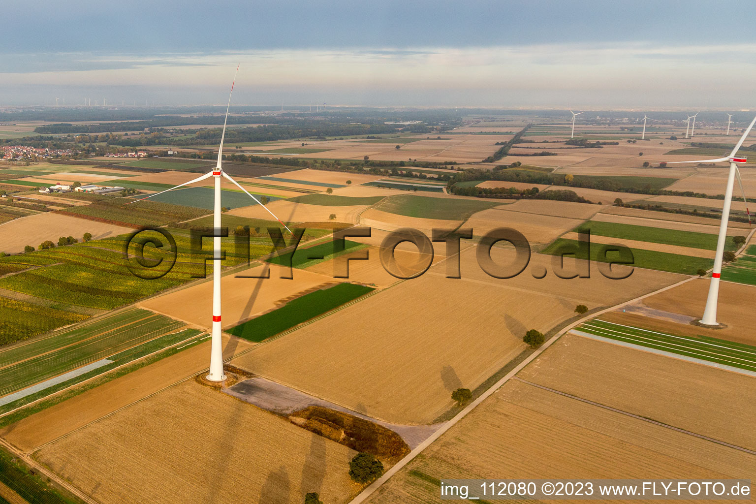 Parc éolien EnBW - éolienne avec 6 éoliennes à Freckenfeld dans le département Rhénanie-Palatinat, Allemagne d'un drone
