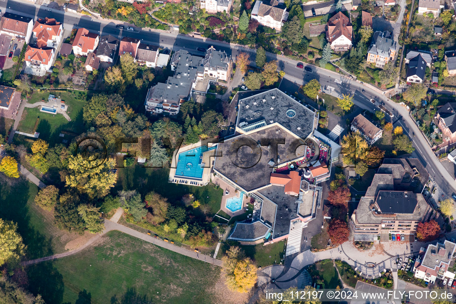 Vue aérienne de Thermes et piscines du Südpfalz Therme à Bad Bergzabern dans le département Rhénanie-Palatinat, Allemagne