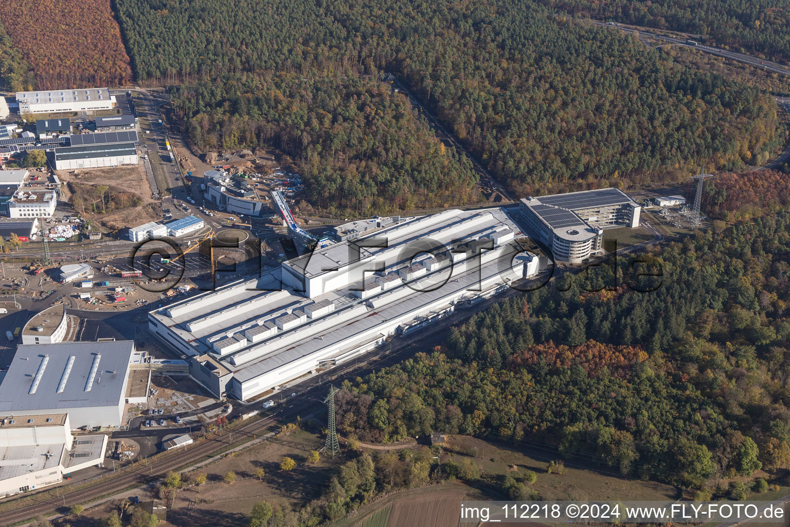 Vue aérienne de Agrandissement - nouveau bâtiment - chantier des bâtiments et halls de production de l'usine SEW-EURODRIVE GmbH & Co KG à le quartier Graben in Graben-Neudorf dans le département Bade-Wurtemberg, Allemagne