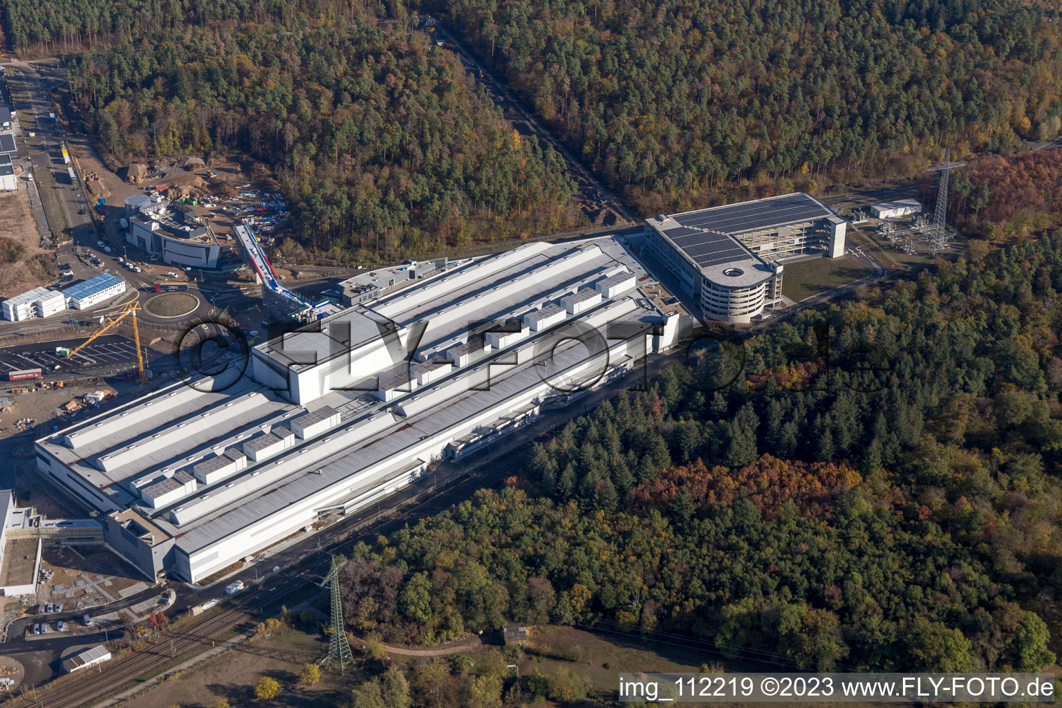 Vue aérienne de Parking couvert SEW-EURODRIVE GmbH & Co KG à le quartier Graben in Graben-Neudorf dans le département Bade-Wurtemberg, Allemagne