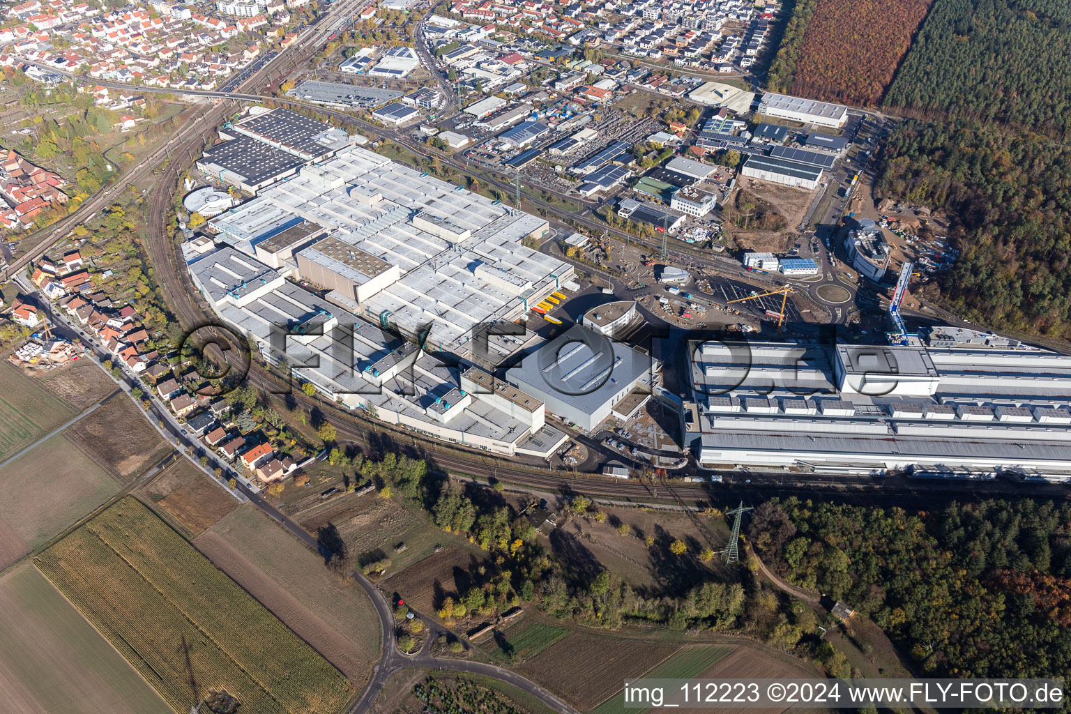 Vue oblique de Agrandissement - nouveau bâtiment - chantier des bâtiments et halls de production de l'usine SEW-EURODRIVE GmbH & Co KG à le quartier Graben in Graben-Neudorf dans le département Bade-Wurtemberg, Allemagne