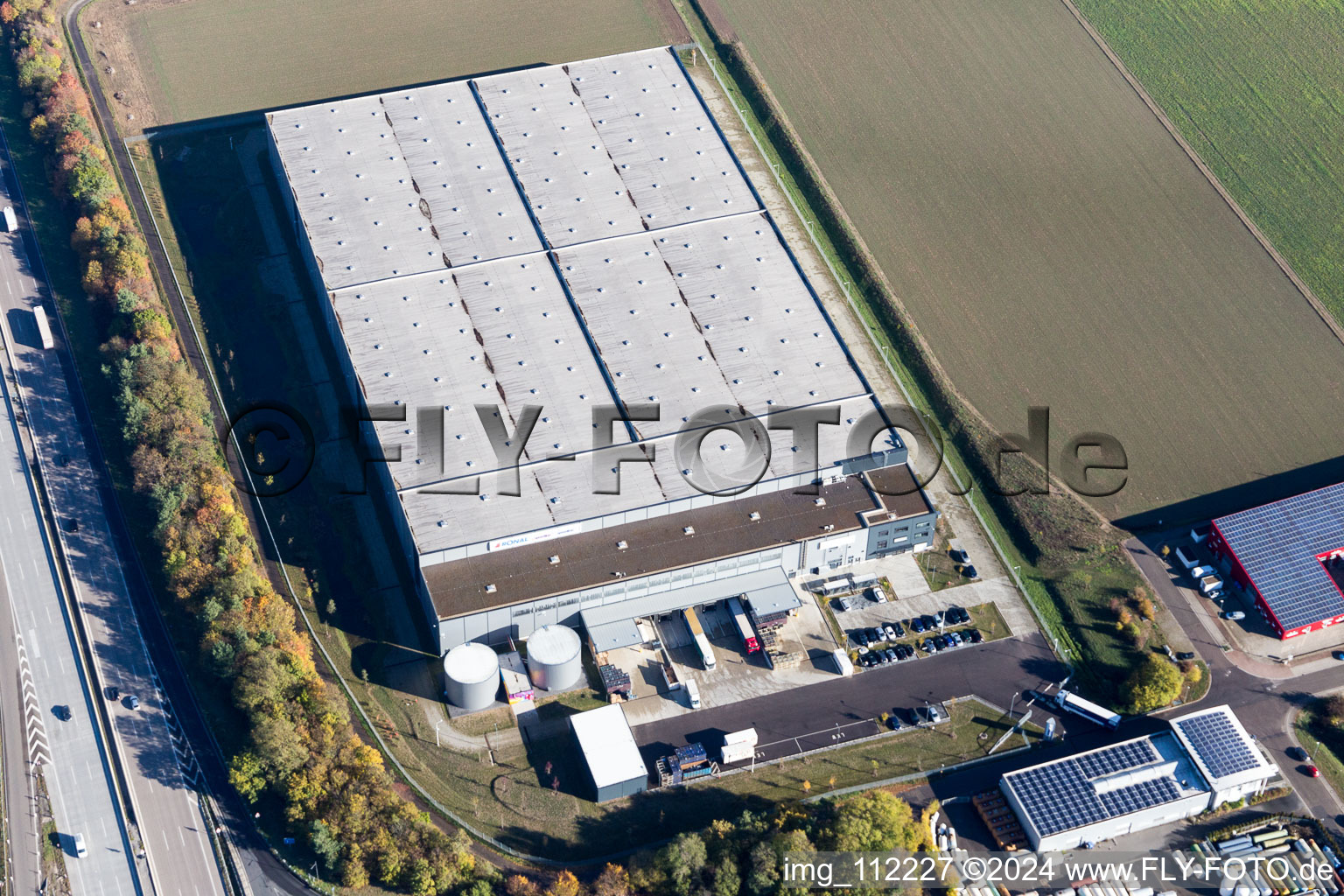 Vue aérienne de Zone industrielle sur l'A5 à Forst dans le département Bade-Wurtemberg, Allemagne