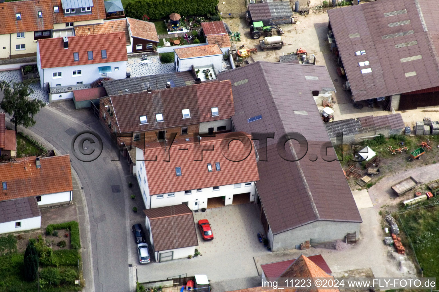 Quartier Mühlhofen in Billigheim-Ingenheim dans le département Rhénanie-Palatinat, Allemagne du point de vue du drone