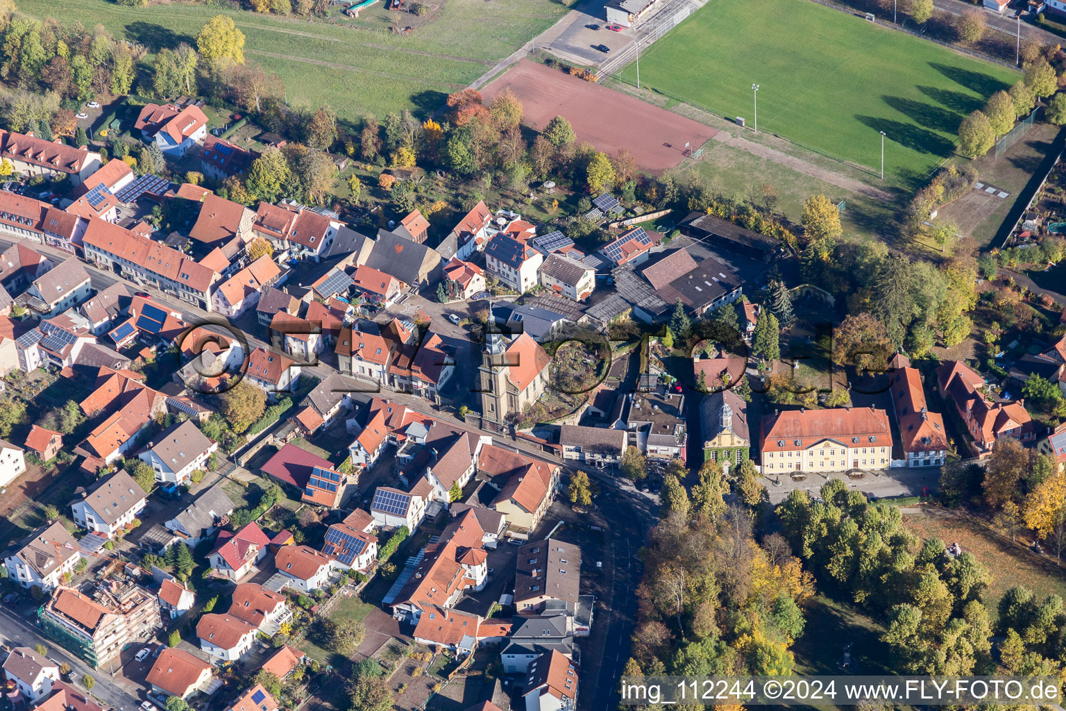 Vue aérienne de Église et terrain de sport à le quartier Eichtersheim in Angelbachtal dans le département Bade-Wurtemberg, Allemagne