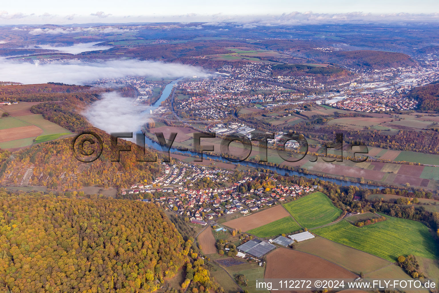 Vue aérienne de En face de Hochhausen am Neckar sous les nuages à le quartier Neckarelz in Mosbach dans le département Bade-Wurtemberg, Allemagne