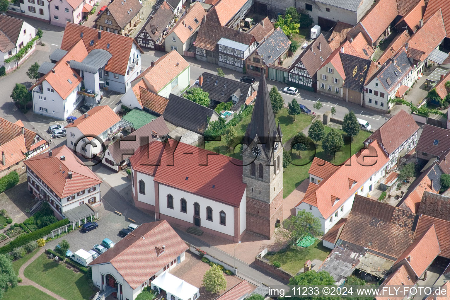 Vue aérienne de Bâtiment d'église au centre du village à Steinweiler dans le département Rhénanie-Palatinat, Allemagne