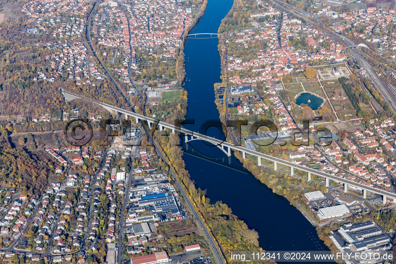 Vue aérienne de Veitshöchheim, pont principal à Margetshöchheim dans le département Bavière, Allemagne