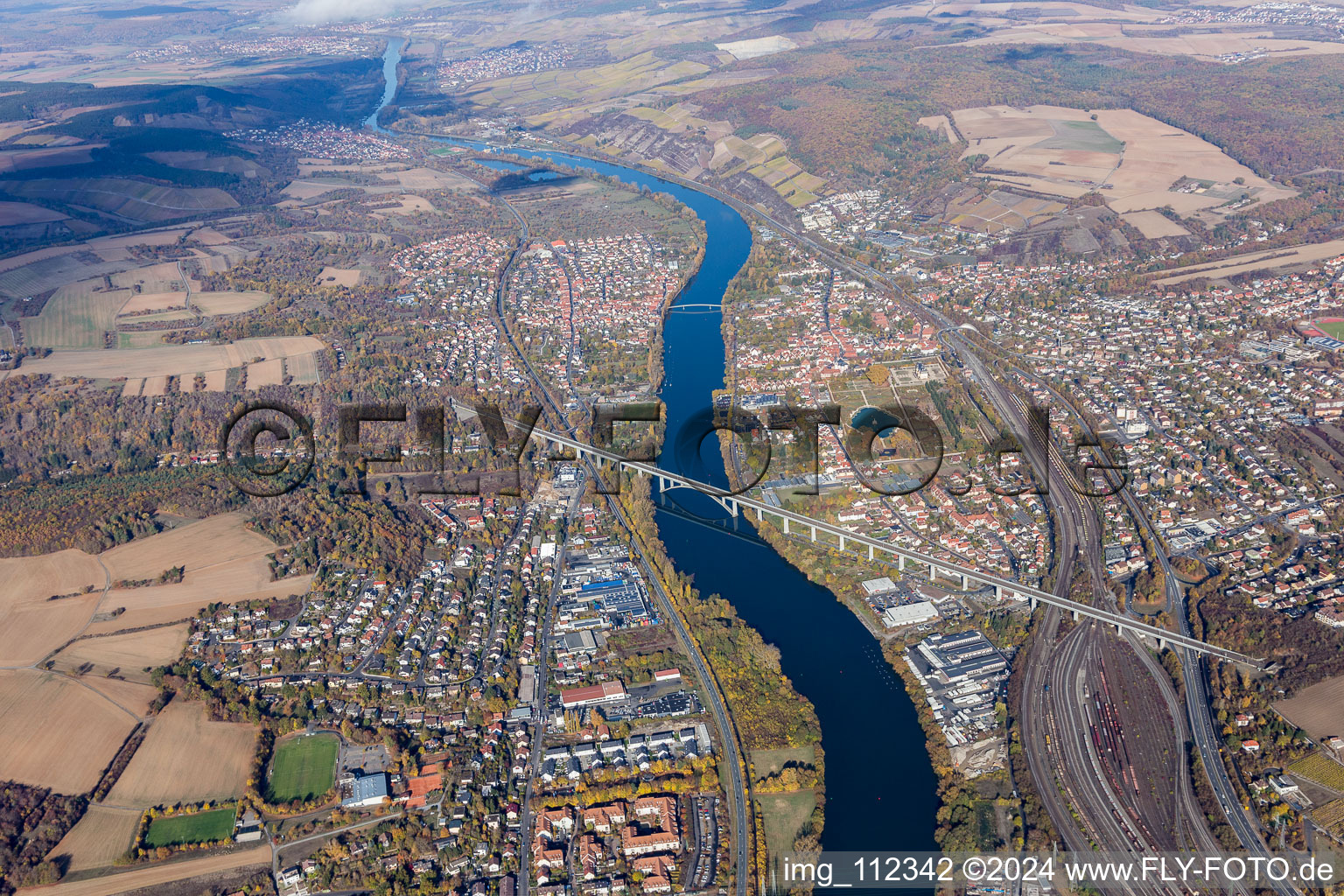 Vue aérienne de Chemin de fer-rivière - structure de pont sur le Main à Veitshöchheim dans le département Bavière, Allemagne