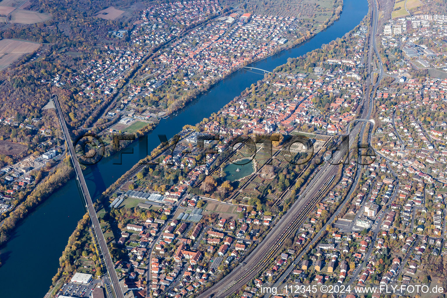 Vue aérienne de Chemin de fer-rivière - structure de pont sur le Main à Veitshöchheim dans le département Bavière, Allemagne