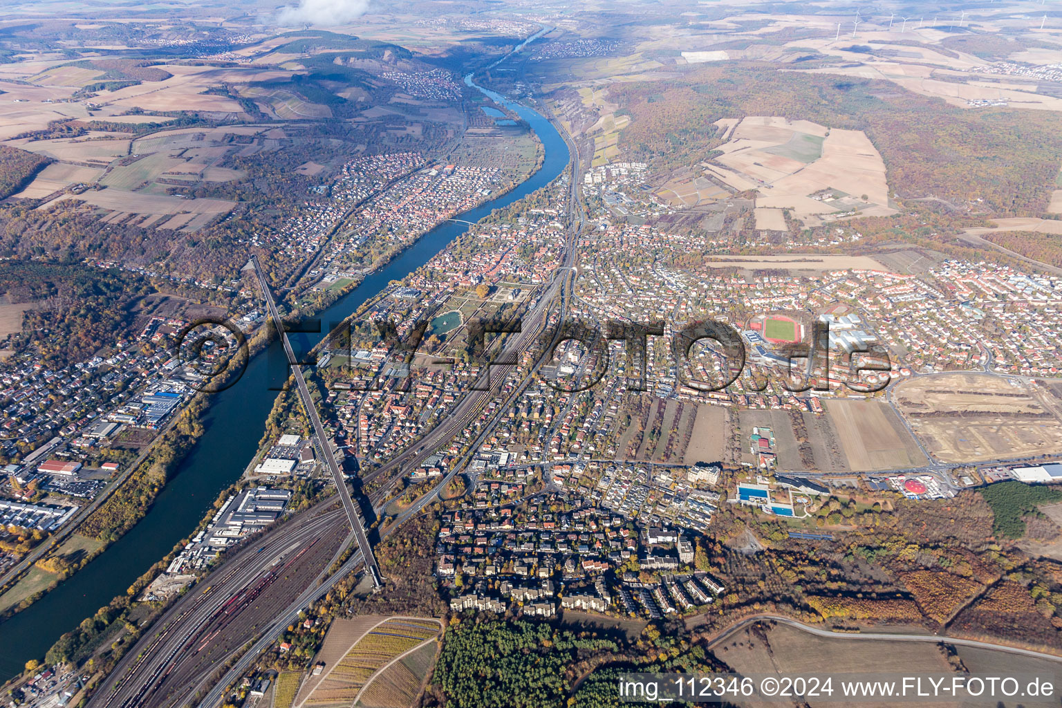 Vue aérienne de Pont principal à Veitshöchheim dans le département Bavière, Allemagne