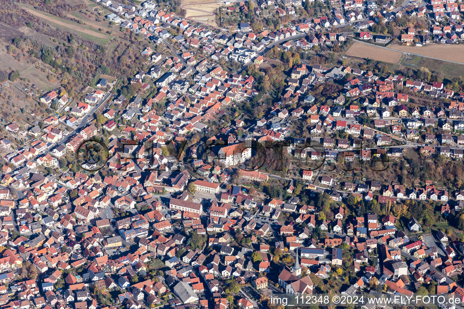 Vue aérienne de Vue des rues et des maisons des quartiers résidentiels à Rimpar dans le département Bavière, Allemagne