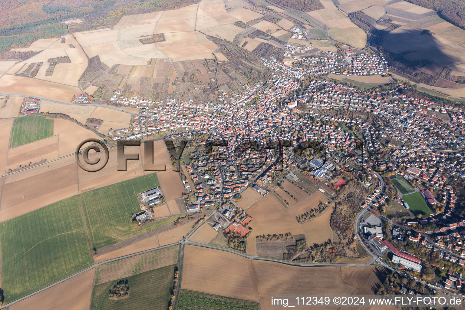 Vue aérienne de Vue sur la commune en bordure de champs agricoles et de zones agricoles à Rimpar dans le département Bavière, Allemagne