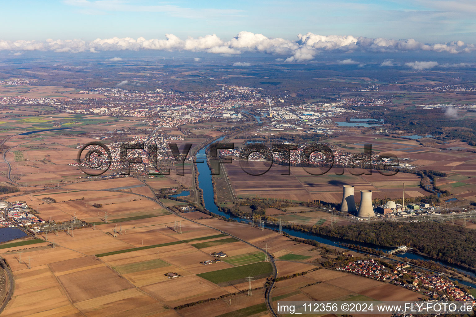 Vue aérienne de Zones riveraines du Main entre Bergrheinfeld et la centrale nucléaire désaffectée à Grafenrheinfeld dans le département Bavière, Allemagne