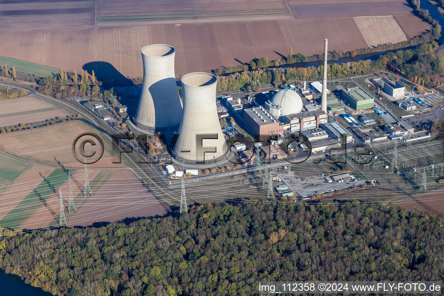 Vue aérienne de Blocs réacteurs, structures de tours de refroidissement et installations de la centrale nucléaire - centrale nucléaire - centrale nucléaire Grafenrheinfeld KKG à Grafenrheinfeld dans le département Bavière, Allemagne