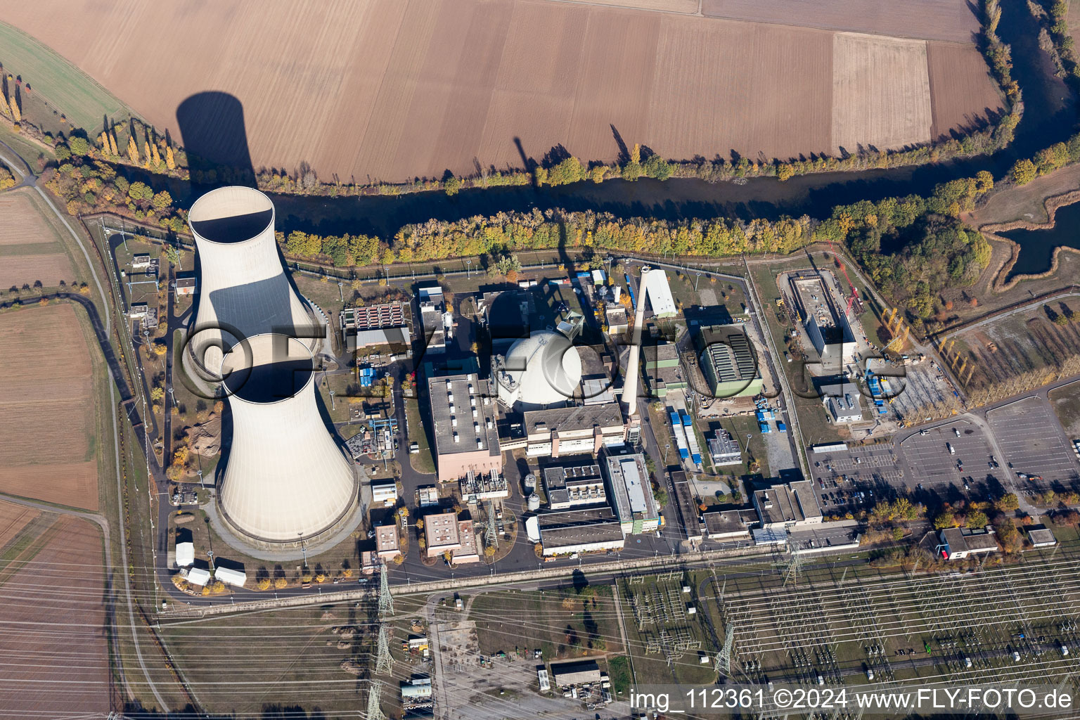 Photographie aérienne de Blocs réacteurs, structures de tours de refroidissement et installations de la centrale nucléaire - centrale nucléaire - centrale nucléaire Grafenrheinfeld KKG à Grafenrheinfeld dans le département Bavière, Allemagne