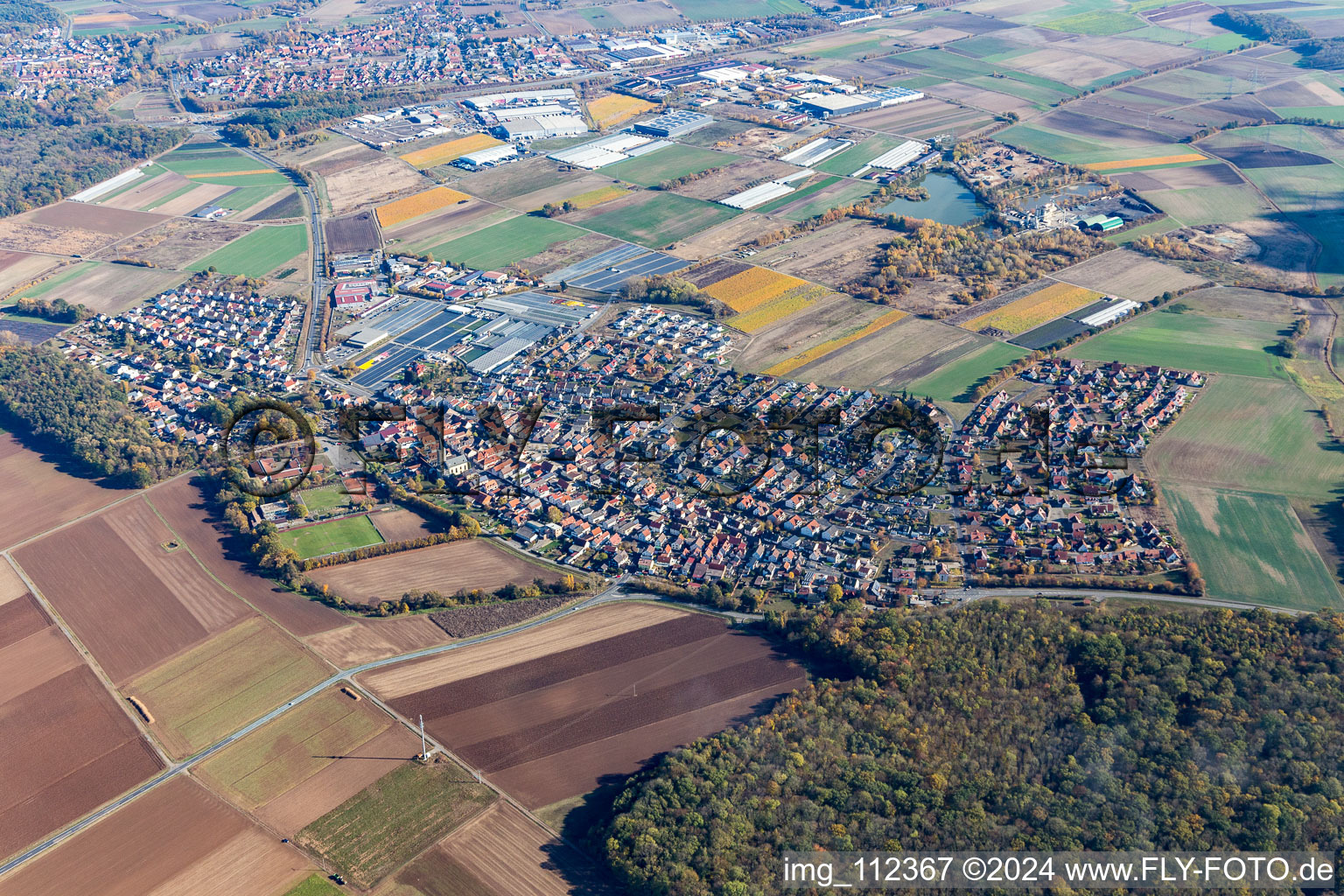 Vue aérienne de Vue sur la commune en bordure de champs agricoles et de zones agricoles à Röthlein dans le département Bavière, Allemagne