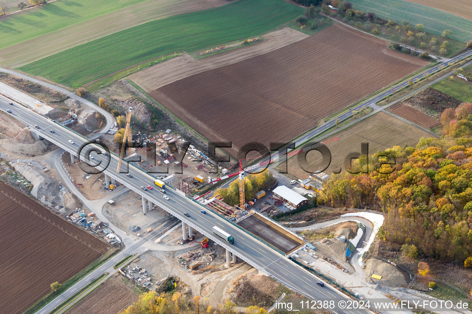 Vue aérienne de Chantier de construction d'un pont sur le BAB A7 à le quartier Schraudenbach in Werneck dans le département Bavière, Allemagne