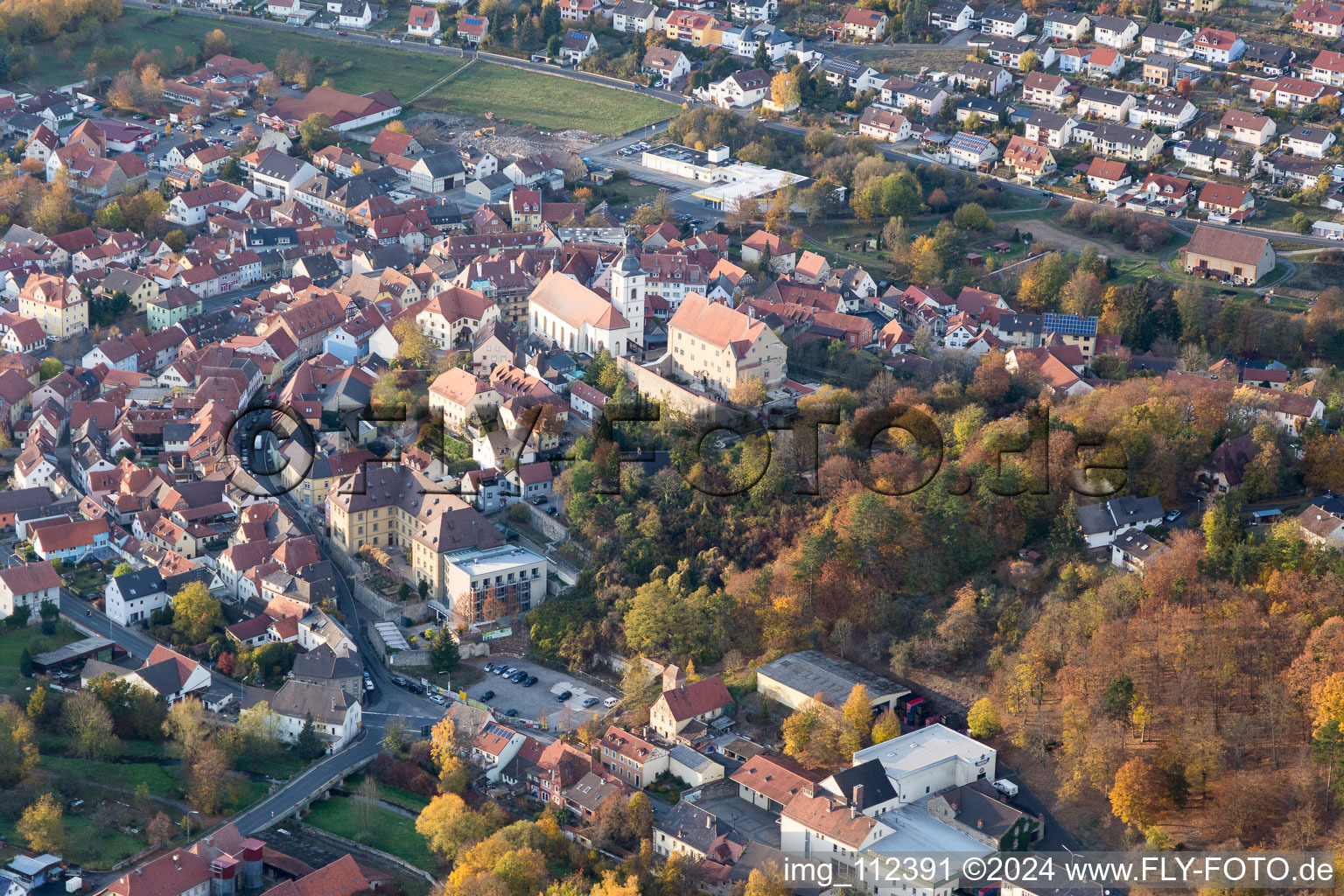 Vue aérienne de Vue des rues et des maisons des quartiers résidentiels à Arnstein dans le département Bavière, Allemagne