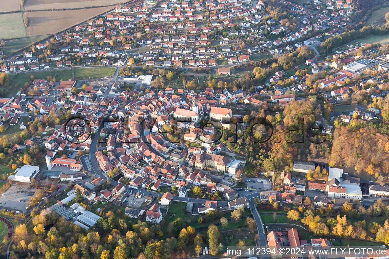 Vue aérienne de Vue des rues et des maisons des quartiers résidentiels à Arnstein dans le département Bavière, Allemagne