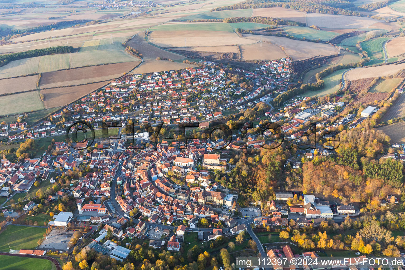 Photographie aérienne de Vue des rues et des maisons des quartiers résidentiels à Arnstein dans le département Bavière, Allemagne