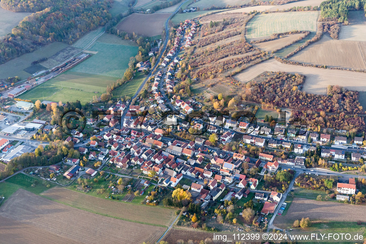 Vue oblique de Vue des rues et des maisons des quartiers résidentiels à Arnstein dans le département Bavière, Allemagne