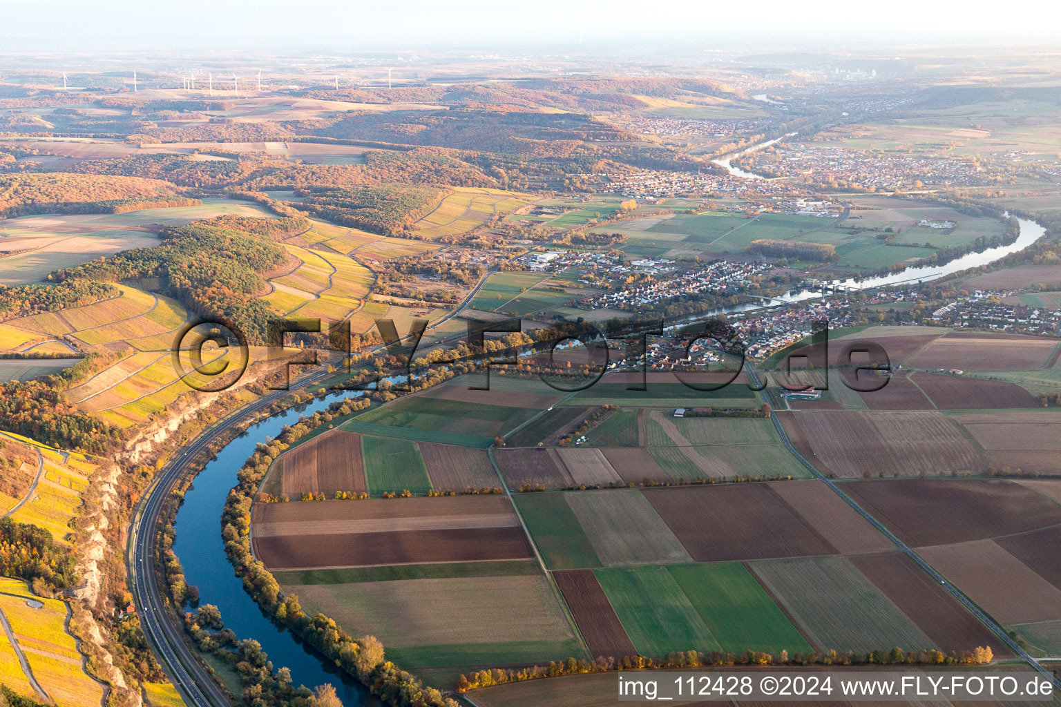 Vue aérienne de Zones riveraines le long de la rivière Main à Himmelstadt dans le département Bavière, Allemagne