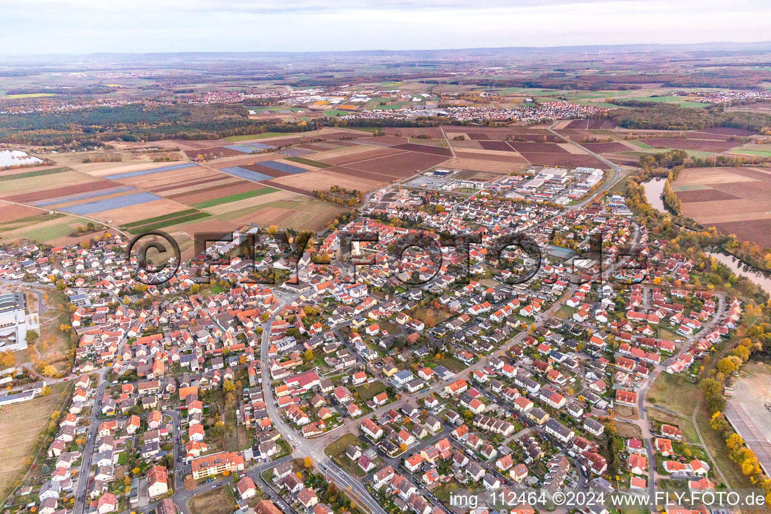 Vue aérienne de Village sur le vieux Main à Grafenrheinfeld dans le département Bavière, Allemagne