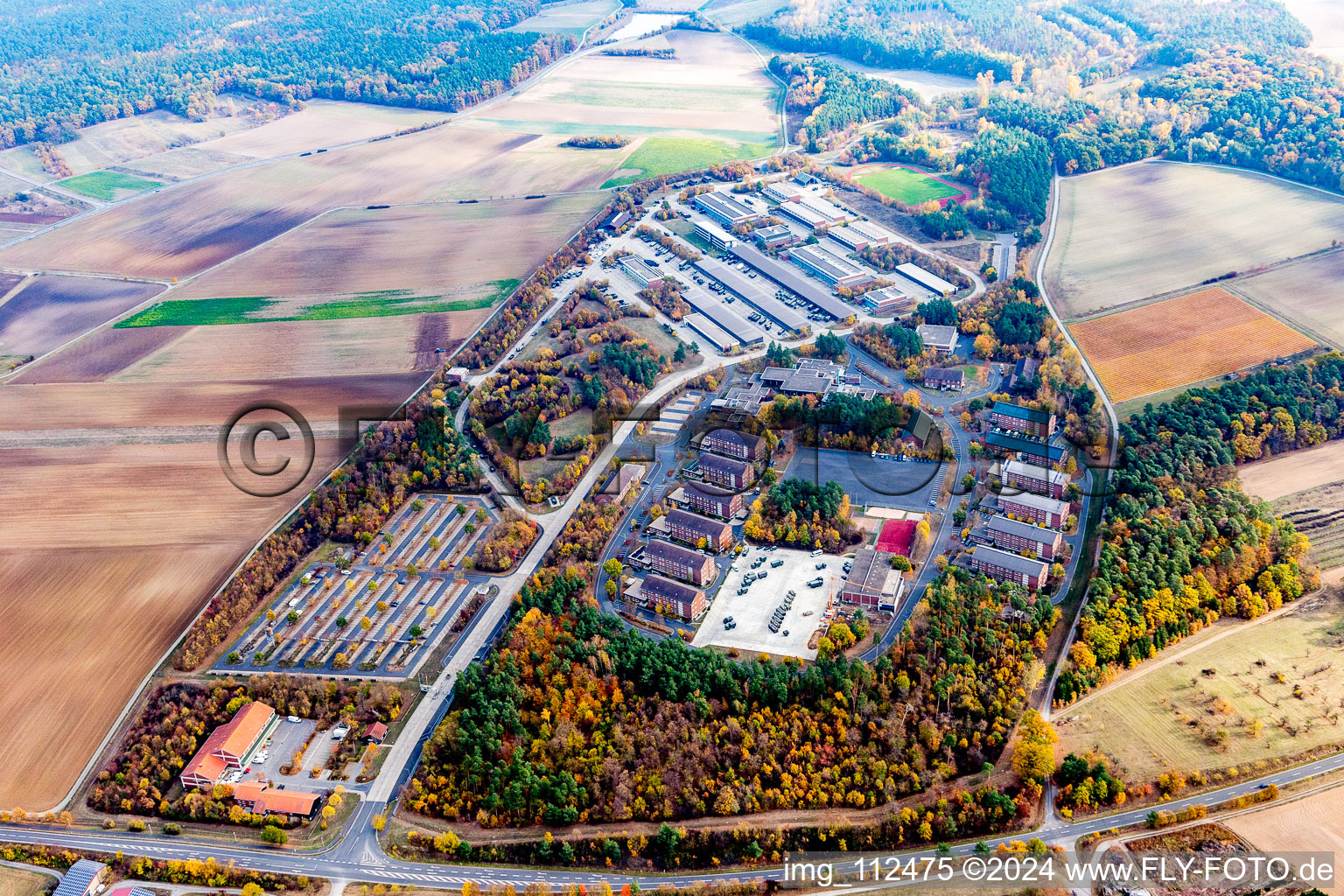 Vue aérienne de Caserne militaire de la Bundeswehr à Volkach dans le département Bavière, Allemagne